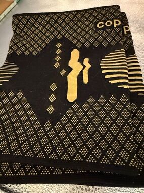 COPPER FIT Black and Gold Seamless Support Sleeve